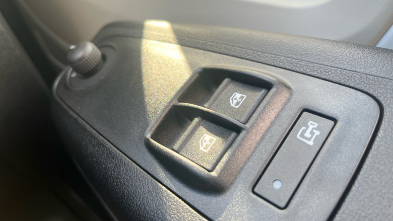 Peugeot Boxer 3500 L2 Diesel 2.2 BlueHDi 140 H1 Van Professional